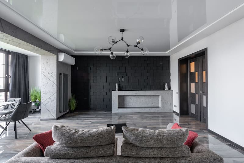 Un grand salon moderne avec un lustre moderne
