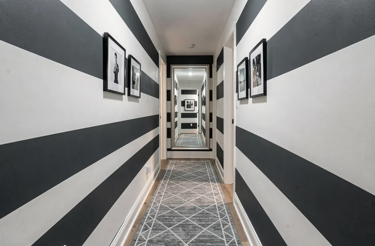 Couloir rénové avec des bandes horizontales anthracite et blanc pour un effet décoratif moderne