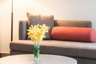 Table basse pour petit salon : comment bien choisir sans encombrer l'espace ?